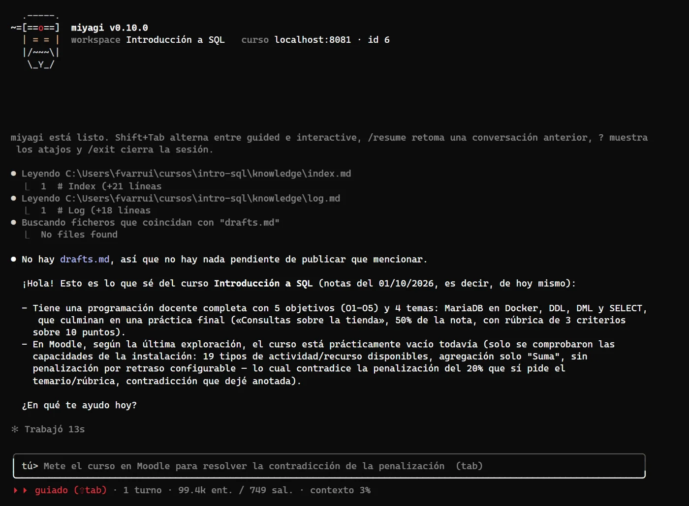 El chat de miyagi a pantalla completa: la cabecera con el logo, el curso Introducción a SQL y un saludo que resume lo que sabe: programación con 5 objetivos y 4 temas, práctica final del 50 %, curso aún vacío en Moodle y la contradicción de la penalización por retraso.