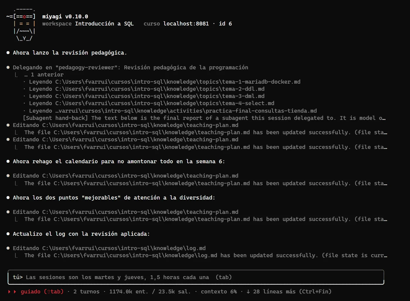 El chat mientras delega en pedagogy-reviewer: el ayudante lee la programación, las páginas de los cuatro temas y la de la práctica final; después miyagi edita la programación con lo que le ha señalado.