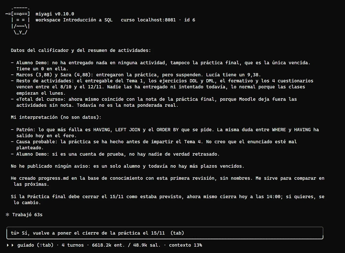 La revisión del progreso: datos del calificador (un alumno sin entregar nada, dos suspensos en la práctica final, una alumna con 9,38, el resto de actividades aún sin vencer, el total del curso todavía no ponderado) y su interpretación (lo que más falla es HAVING, LEFT JOIN y el orden; la causa probable; el alumno de prueba); no publica ningún aviso y guarda la revisión en progress.md sin nombres.